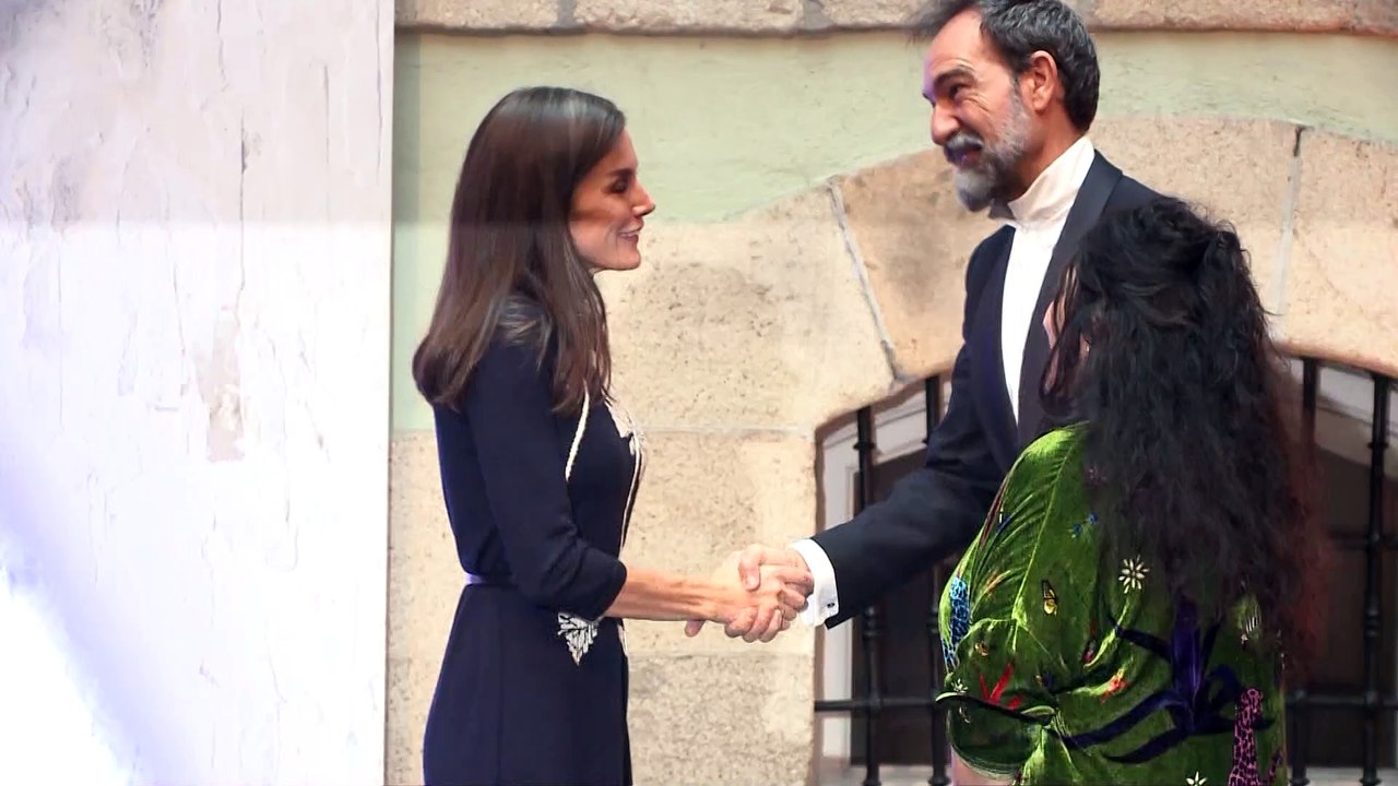 La Reina Letizia enamora rescatando su vestido sostenible con maxi claveles