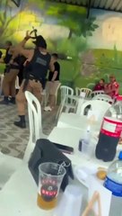 Homem armado com fuzil invade festa infantil para escapar da polícia