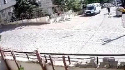 Minibüsün çarptığı çocuk hayatını kaybetti, sürücü canına kıydı! Olayın görüntüsü ortaya çıktı