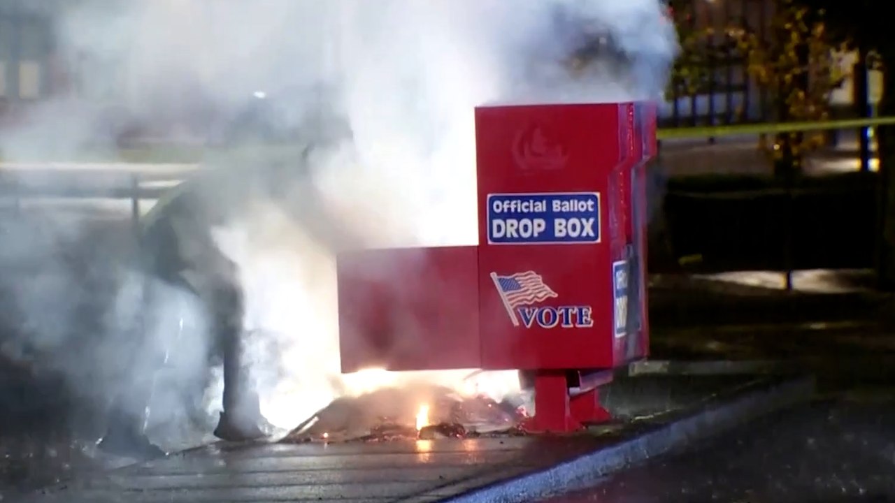 Présidentielle américaine : des boites à bulletins de vote incendiées