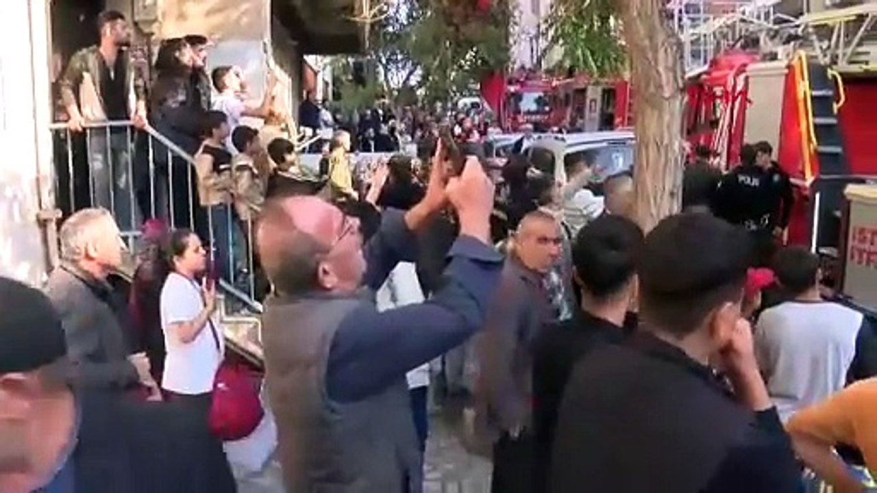 İstanbul- Küçükçekmece'de çatı yangını; 1 kişi dumandan etkilendi