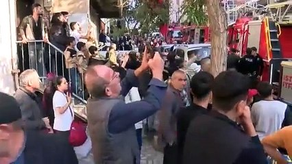 İstanbul- Küçükçekmece'de çatı yangını; 1 kişi dumandan etkilendi