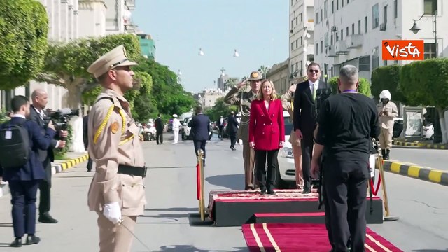 Meloni a Tripoli, ecco gli onori militari all?arrivo