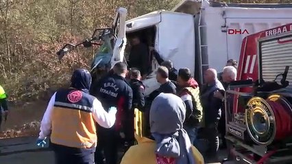 İki hafriyat kamyonu çarpıştı!