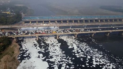 Nuova Delhi: un tuffo nella schiuma tossica del fiume sacro Yamuna