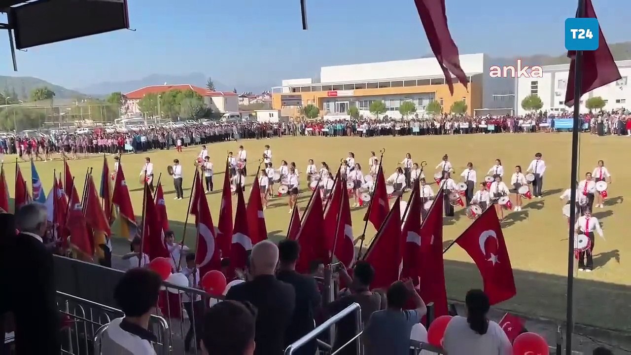 Atatürk'ün posterine yer verilmeyen geçiş töreninde, öğrencilere Erdoğan'ın fotoğrafı taşıtıldı Atatürk'ün posterine yer verilmeyen geçiş töreninde, öğrencilere Erdoğan'ın fotoğrafı taşıtıldı