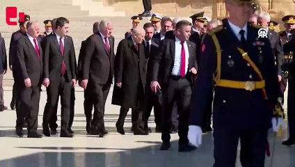 Dervişoğlu, urgan fırlattı Bahçeli'yle tokalaştı