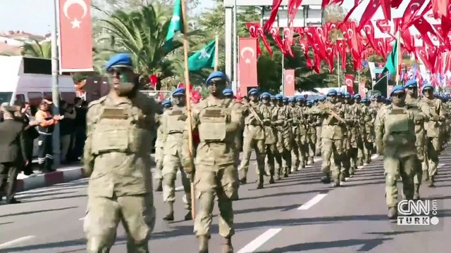 Vatan Caddesi'nde görsel şölen yaşanıyor! KOMANDOLAR, ATLI BİRLİKLER, TANKLAR…