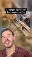 Il a passé son bras sous la barriere