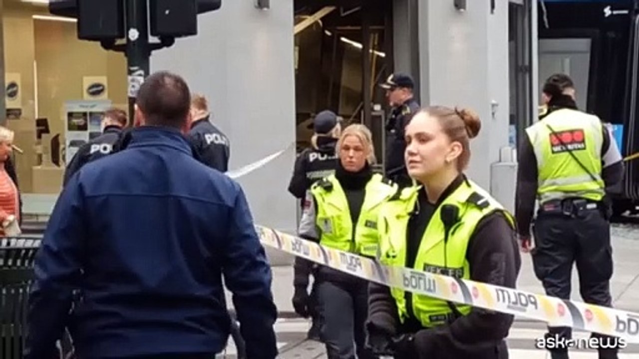 Oslo, tram deraglia e finisce dentro a un negozio