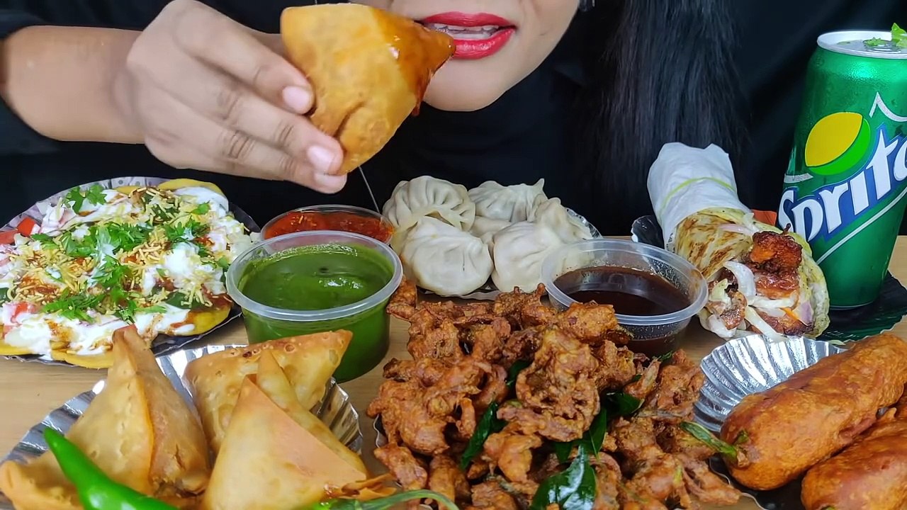 ASMR_STREET FOOD EATING MOMO,DAHI PAPDI CHAT,SAMOSA,CHILLI BAJJI,CHICKEN KATHI ROLL _SPICE ASMR_