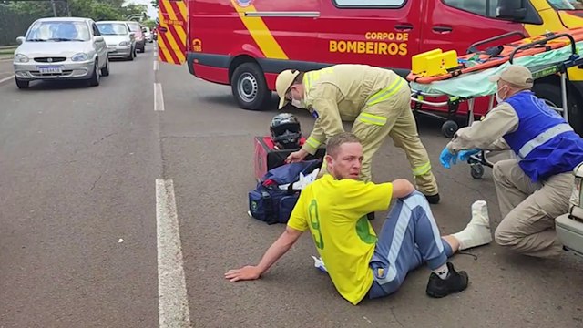 Trabalhador tem suspeita de fratura na perna após colisão com carro na Rua Cuiabá