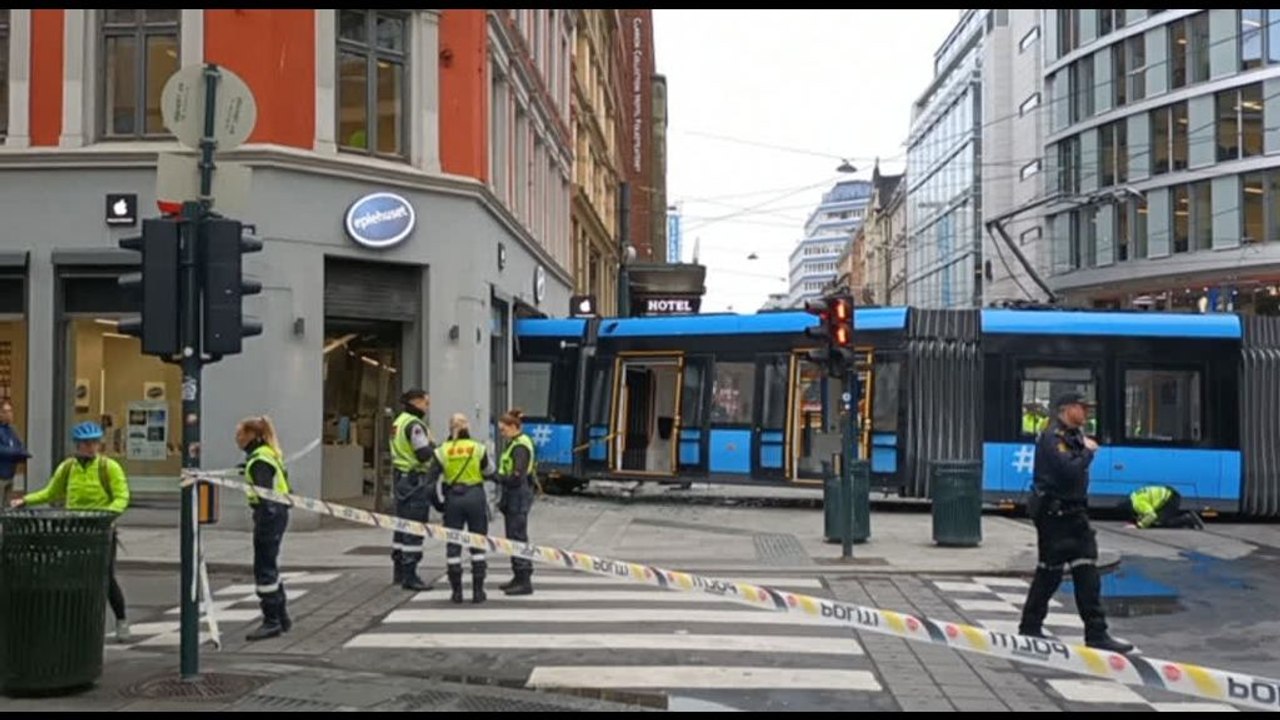 Oslo, tram deraglia e finisce dentro a un negozio