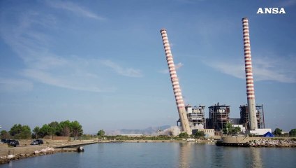 Piombino, abbattute le due ciminiere di un'ex centrale Enel