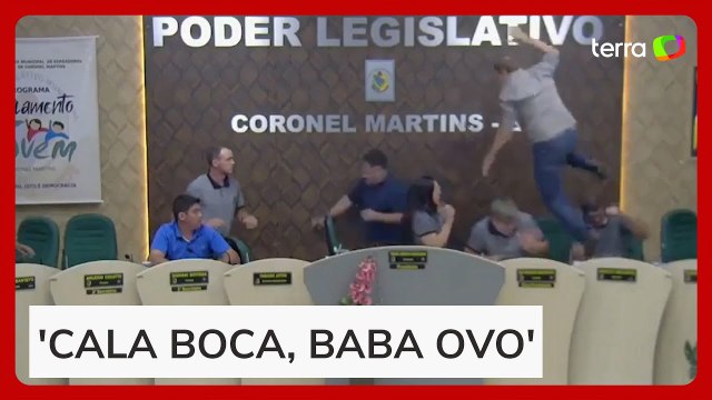 Vereador corre atrás de colega durante sessão legislativa em SC