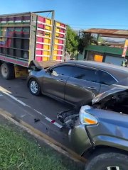 Cinco vehículos colisionan en la CA-5 tras impacto de auto que no detuvo en semáforo en rojo