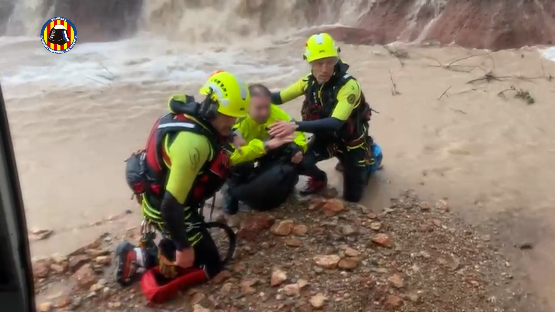 Complicado rescate a un camionero de Mercadona atrapado en una zona inundada en Valencia