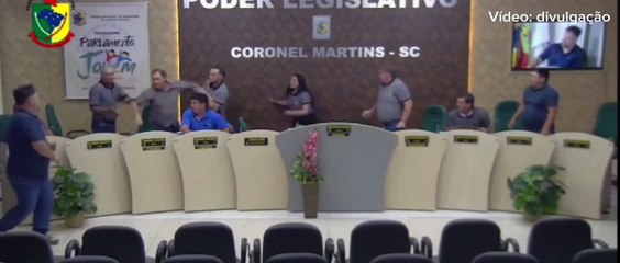 Vereador corre atrás de outro após confusão em câmara do Sul do Brasil
