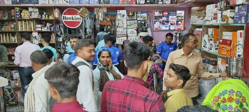 धनतेरस: खरीदारों से अटे बाजार, करोड़ों रुपए का हुआ कारोबार