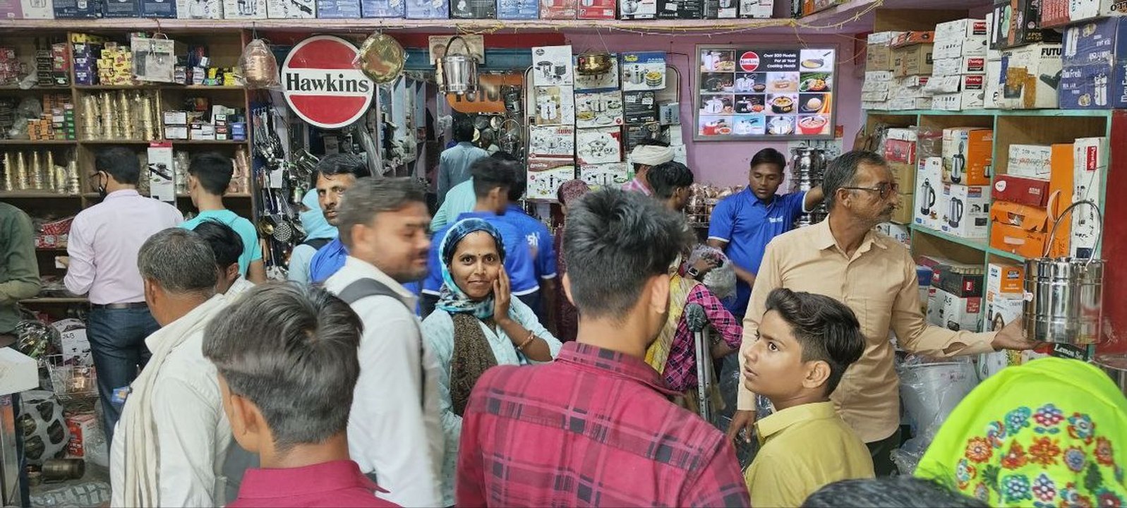 धनतेरस: खरीदारों से अटे बाजार, करोड़ों रुपए का हुआ कारोबार