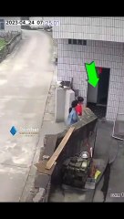 Bon réflexe face à 3 gros chiens en colère