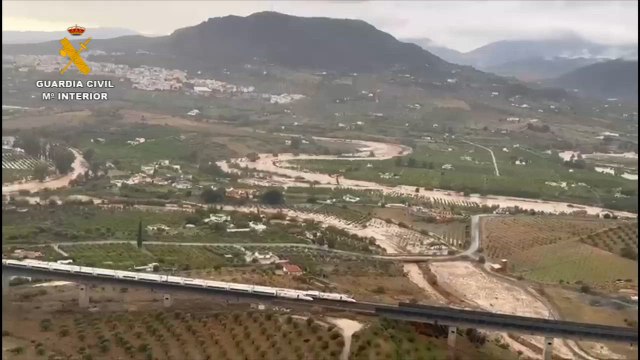 La Guardia Civil rescata a personas de los vehículos atrapados en el desbordamiento del río Gualdalhorce