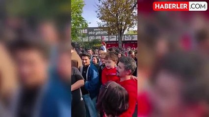 Babasının kucağındaki çocuğa tüm kalabalık eşlik etti! Anıtkabir'de gururlandıran anlar