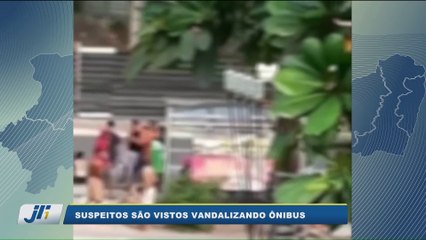 Suspeitos são vistos vandalizando ônibus