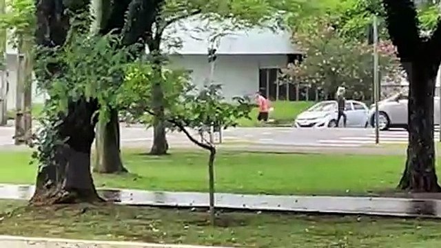 Vídeo mostra idoso esfaqueando dois homens durante discussão no Centro