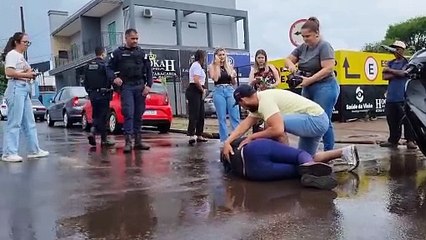 Motociclista é socorrida pelo Siate após acidente na Rua Paraguai