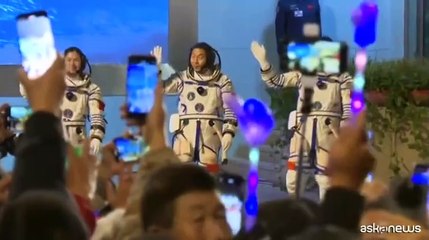 Cina, la cerimonia per gli astronauti pronti a partire