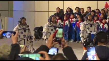 Cina, la cerimonia per gli astronauti pronti a partire