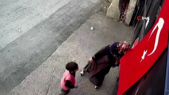 Van'da çocuk ve annenin Türk bayrağı sevgisi