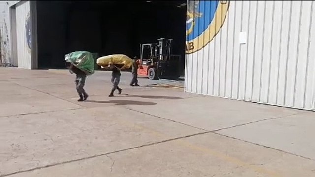 Carguío al avión Hércules de flores al departamento de Santa Cruz