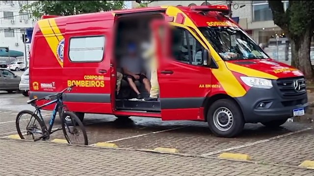 Jovem de 22 anos fica ferido ao cair de bicicleta no Centro de Cascavel