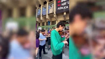 Estudiantes de la UNA salieron a la calle a tocar por la Universidad Pública
