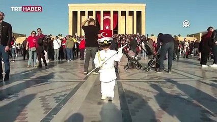 Askerlerin nöbet değişimini taklit eden minik Barskan ilgi odağı oldu