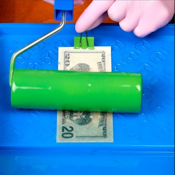 Un artiste crée des objets d'art époustouflants avec de l'argent et de l'époxy.