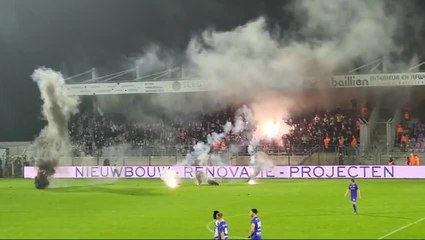 Coupe de Belgique : les supporters carolos lancent des fumigènes sur le terrain