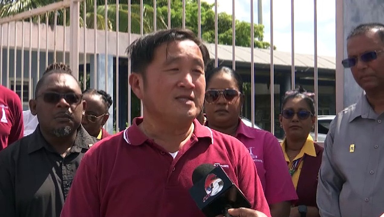 MOTHERS FIGHT OUTSIDE SCHOOL
