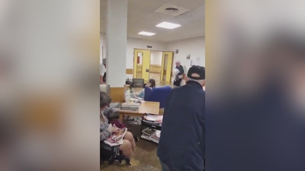 Durísimo de ver: ancianos en silla de ruedas dentro de su residencia anegada por la DANA