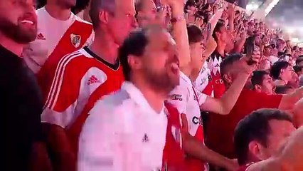 El recibimiento de los hinchas al plantel de River