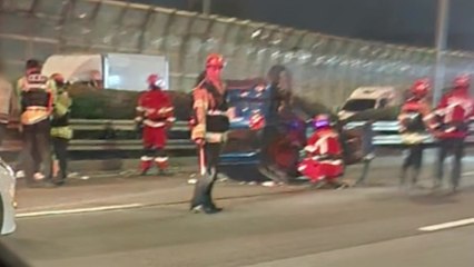 올림픽대로 화물차에 부딪힌 경차 전복...2명 경상 / YTN