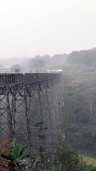 Melewati Jembatan Yang Gerimis