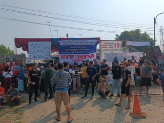 Aksi Penolakan Warga Terkait Penutupan Perlintasan Kereta Api di Purwakarta