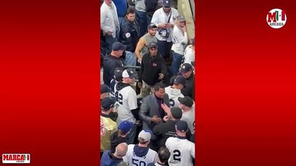 Expulsan a aficionados que intentaron arrebatarle pelota a Mookie Betts