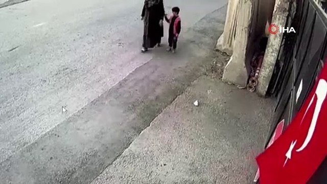 Anne ve çocuğundan duygulandıran davranış! Türk bayrağını öpüp başlarına koydular