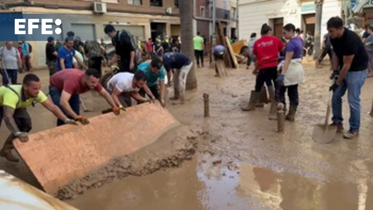 Voluntarios realizan labores de limpieza en Chiva (Valencia)