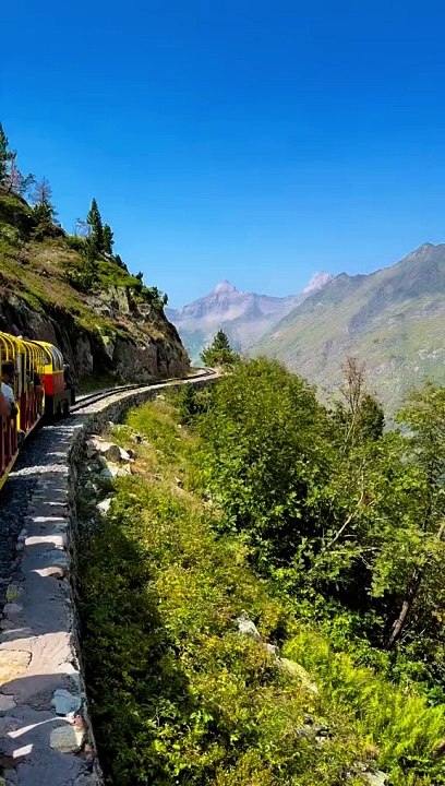✨ Embarquez avec nous à bord du célèbre Train d'Artouste, le plus haut train touristique d'Europe, situé en plein cœur des Pyrénées !   Entre paysages à couper le souffle et montagnes majestueuses, laissez-vous transporter pour une expérience unique en