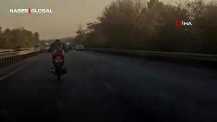 Motosiklette olay yaratan görüntüler! Yüzüstü yattı ve...